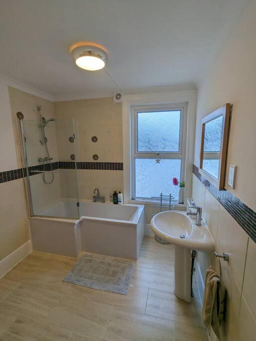 Spacious First Floor Family Flat, Sea View Torquay Eksteriør billede